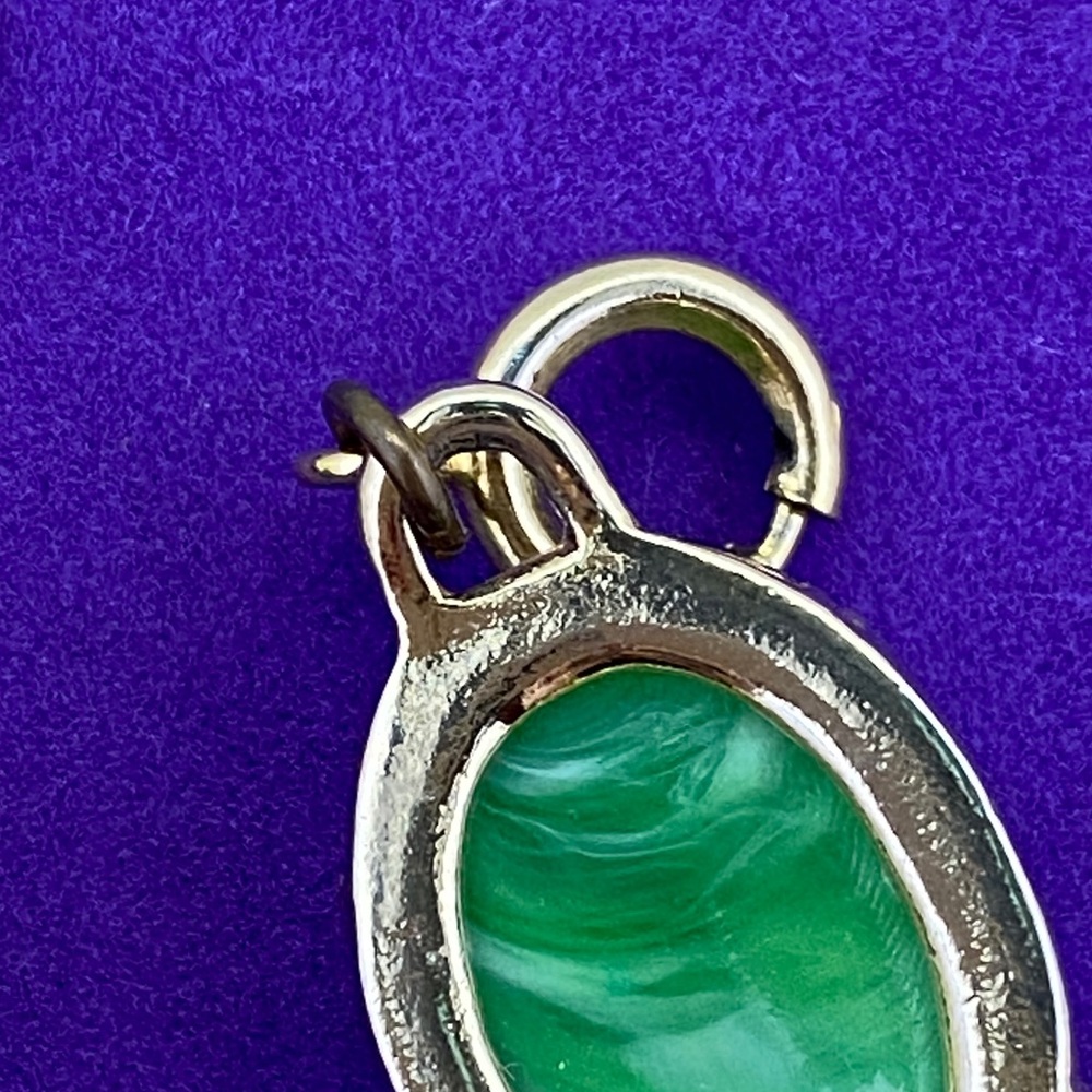 💛 Vintage Gold Tone Green Lucite Scarab Cabochon Bracelet - Picture 7 of 10